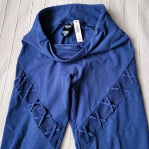 NWT WOMEN VICTORIA SPORT BLUE STRETCH COTTON WITH SEE THROUGH STRIPES CAPRI S/P